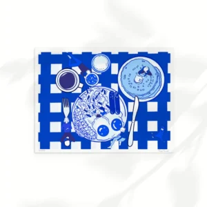 Illustration artistique d'un brunch bleu et blanc vue de dessus avec pancakes, œufs au plat et petits personnages, style Marie Merveil.