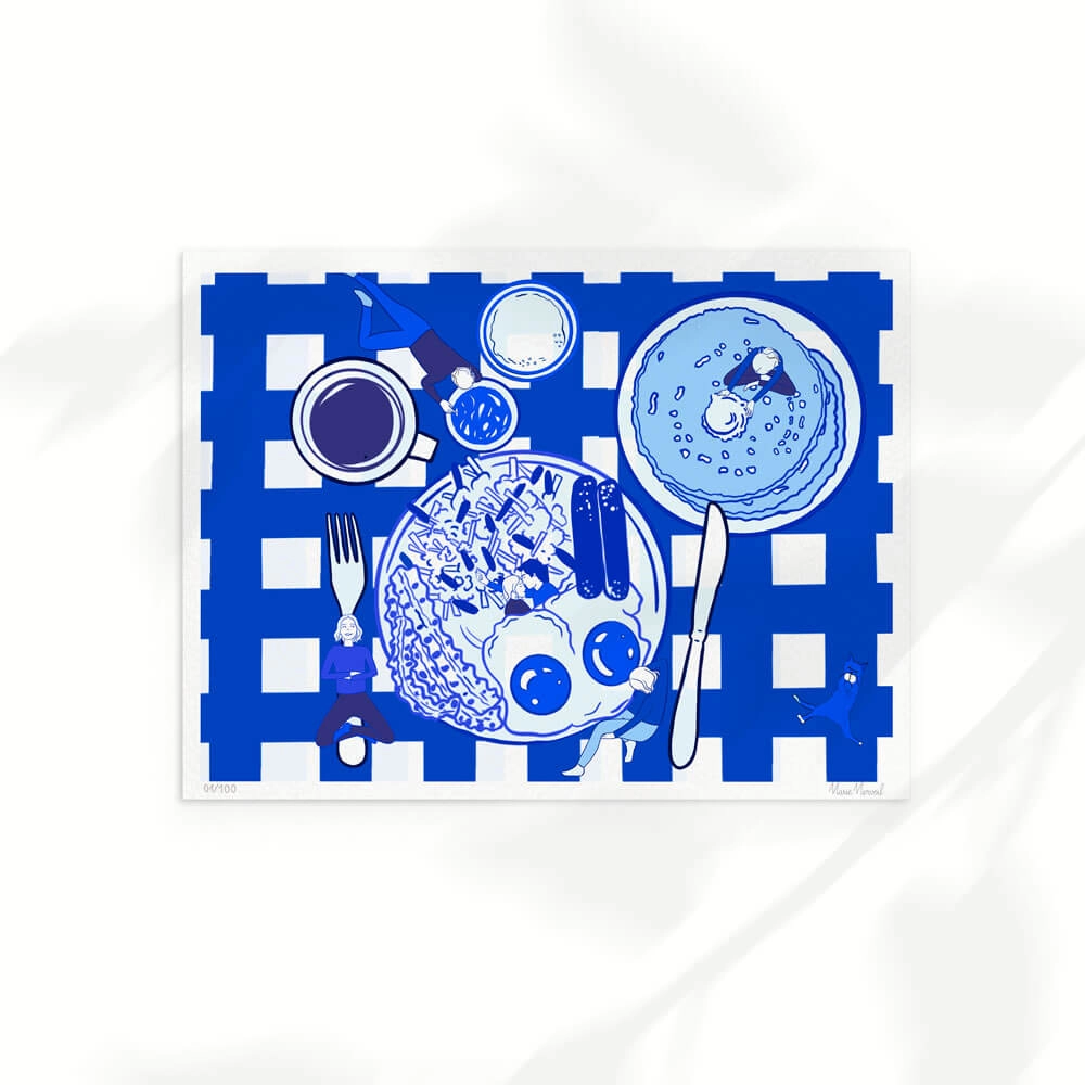 Illustration artistique d'un brunch bleu et blanc vue de dessus avec pancakes, œufs au plat et petits personnages, style Marie Merveil.